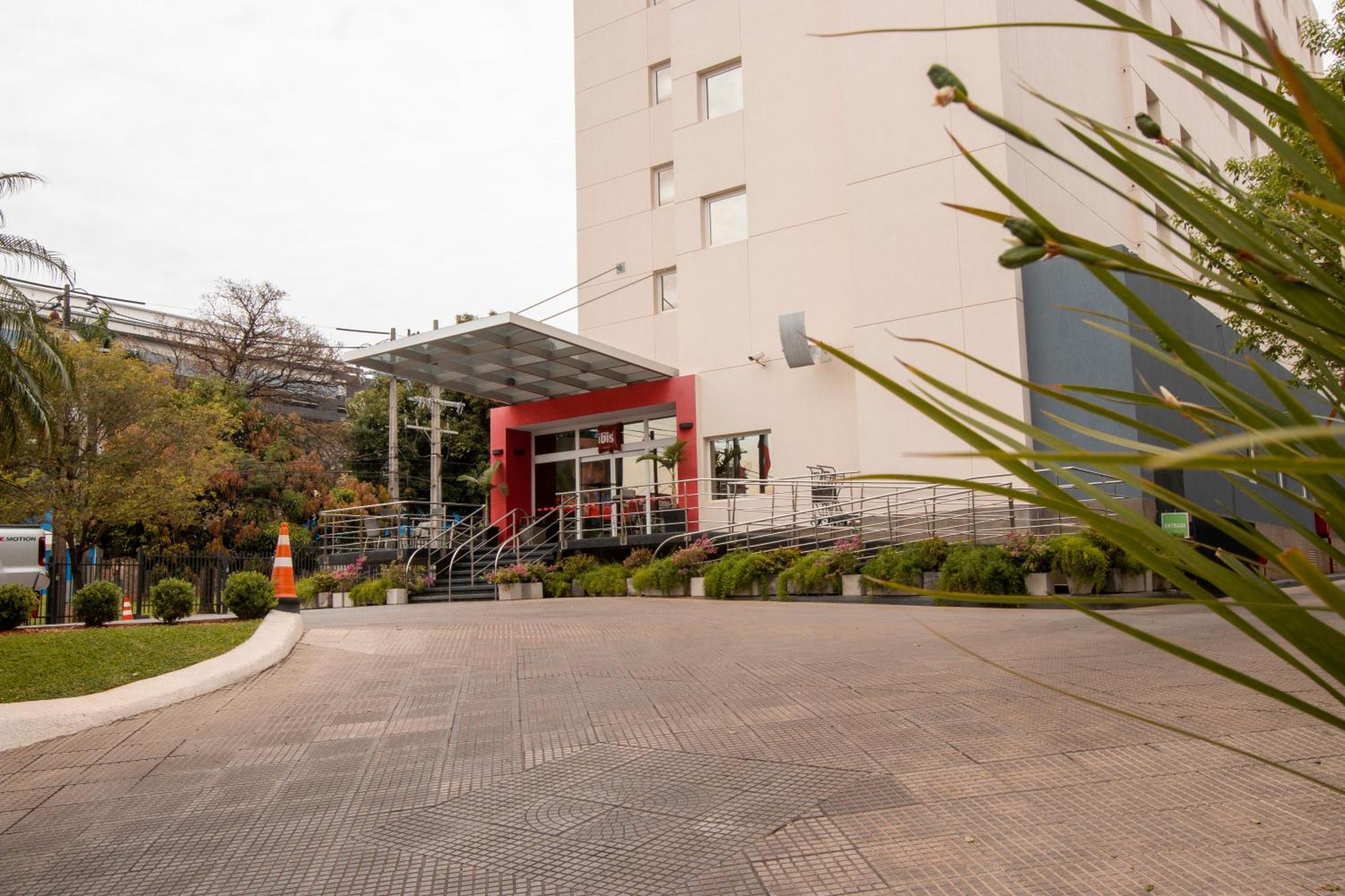 Ibis Asuncion Hotel Exterior photo